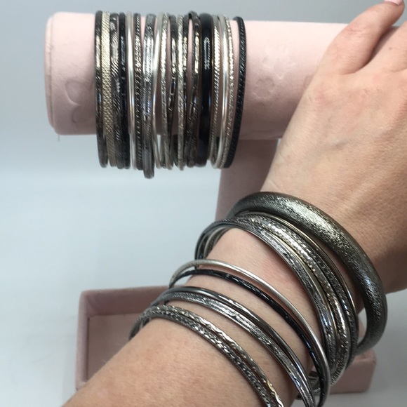 30 Bracelets in Silver, Gunmetal and Black Tones - Picture 2 of 5